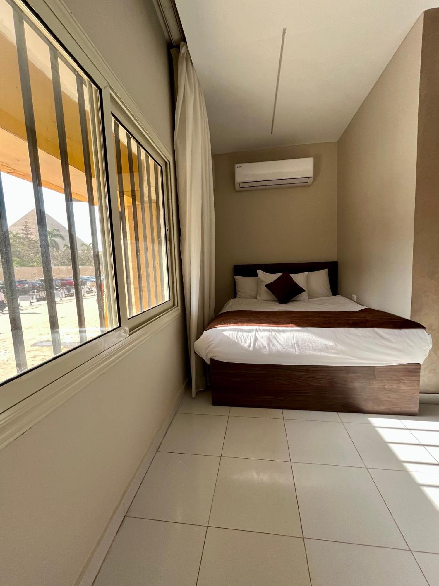 Shadow Pyramids Suites And Jacuzzi Kafret el-Gabal Exteriör bild
